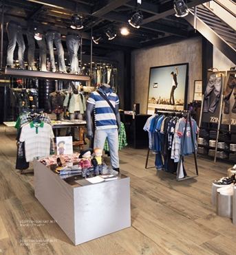 Wood-effect tiles: Caledonian Oak